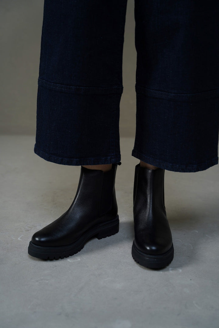 BLACK LEATHER CHELSEA BOOTS