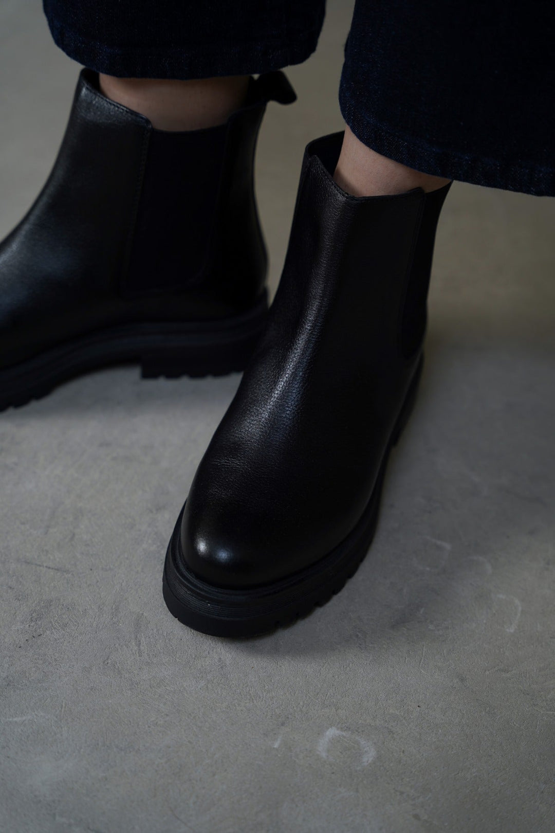 BLACK LEATHER CHELSEA BOOTS