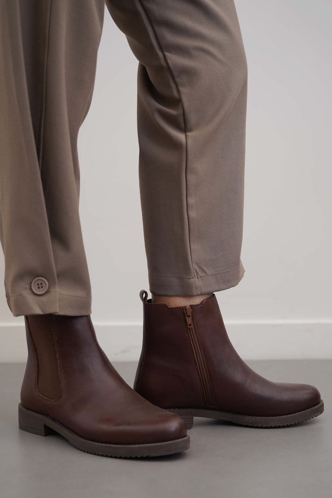 BROWN LEATHER CHELSEA BOOTS