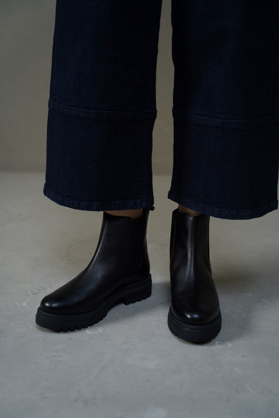 LEATHER CHELSEA BOOTS