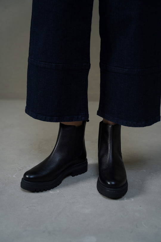 LEATHER CHELSEA BOOTS
