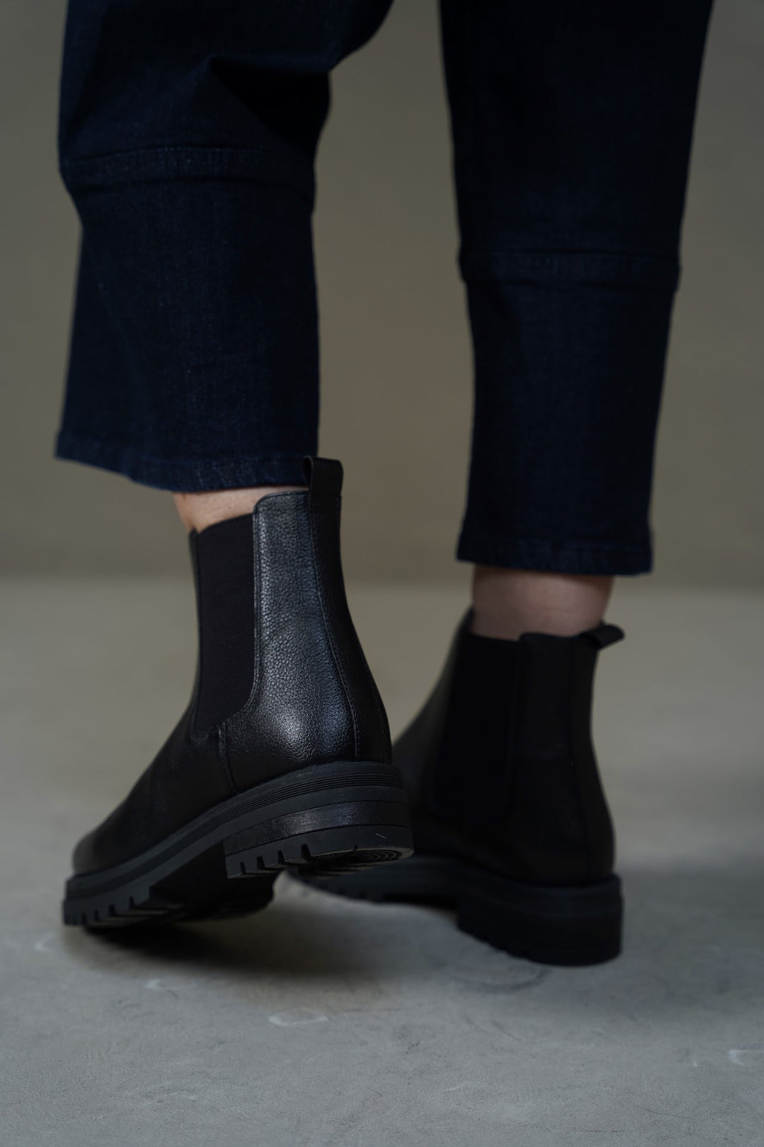 LEATHER CHELSEA BOOTS