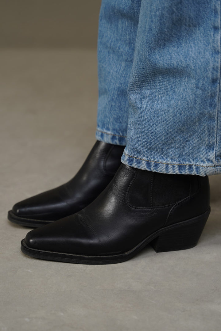 BLACK LEATHER WESTERN BOOTS