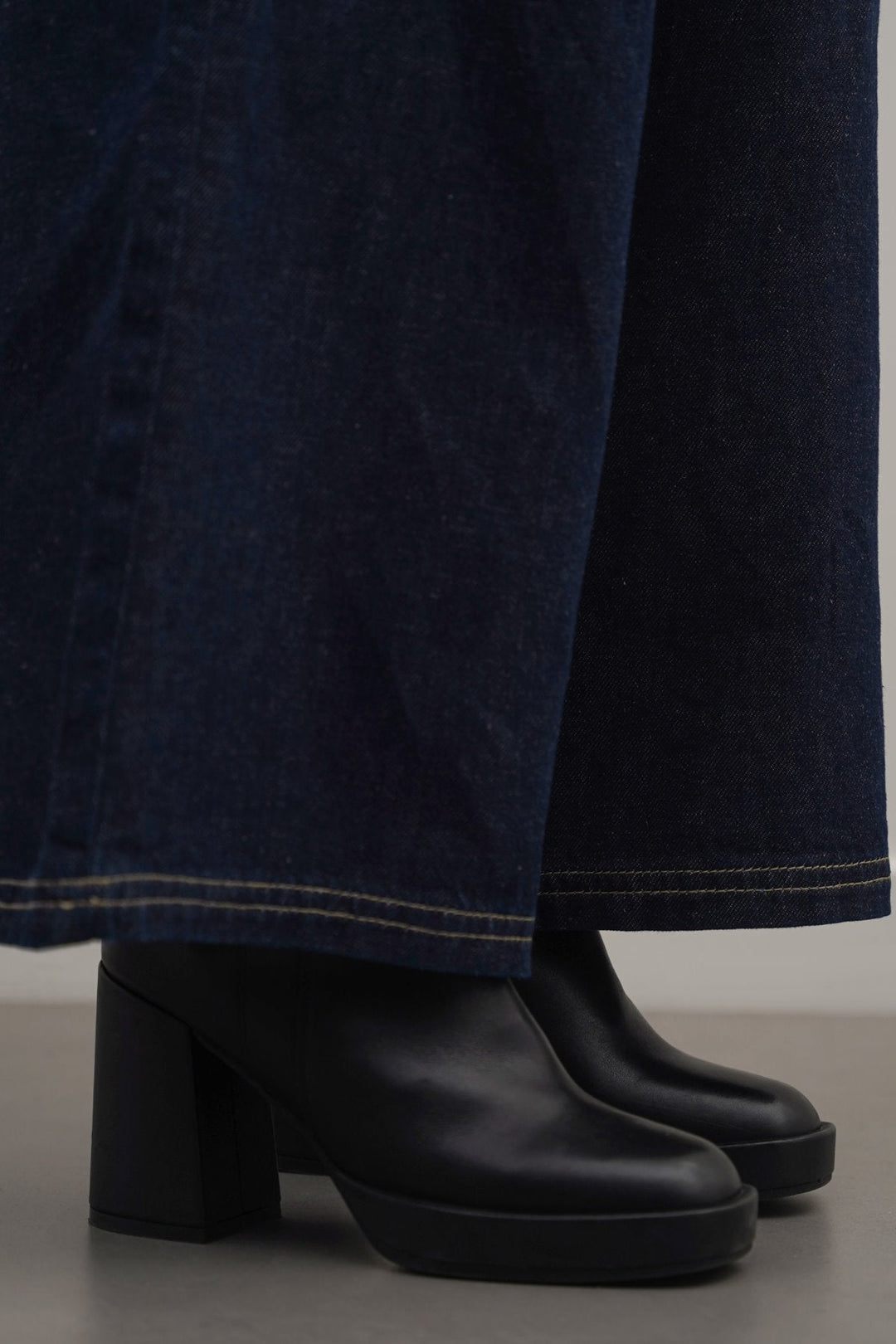 BLACK LEATHER BLOCK BOOTS