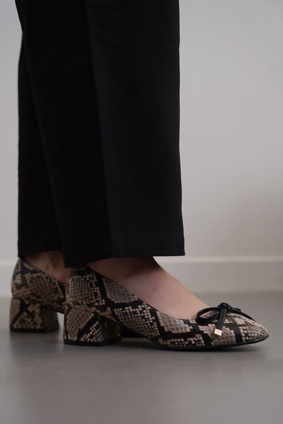 KHAKI MONDAY BLOCK HEELS