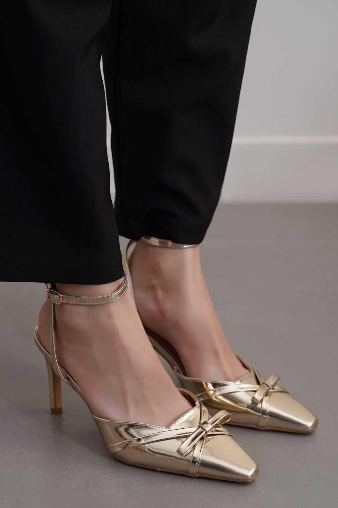 GOLD HOLLYWOOD BOW HEELS