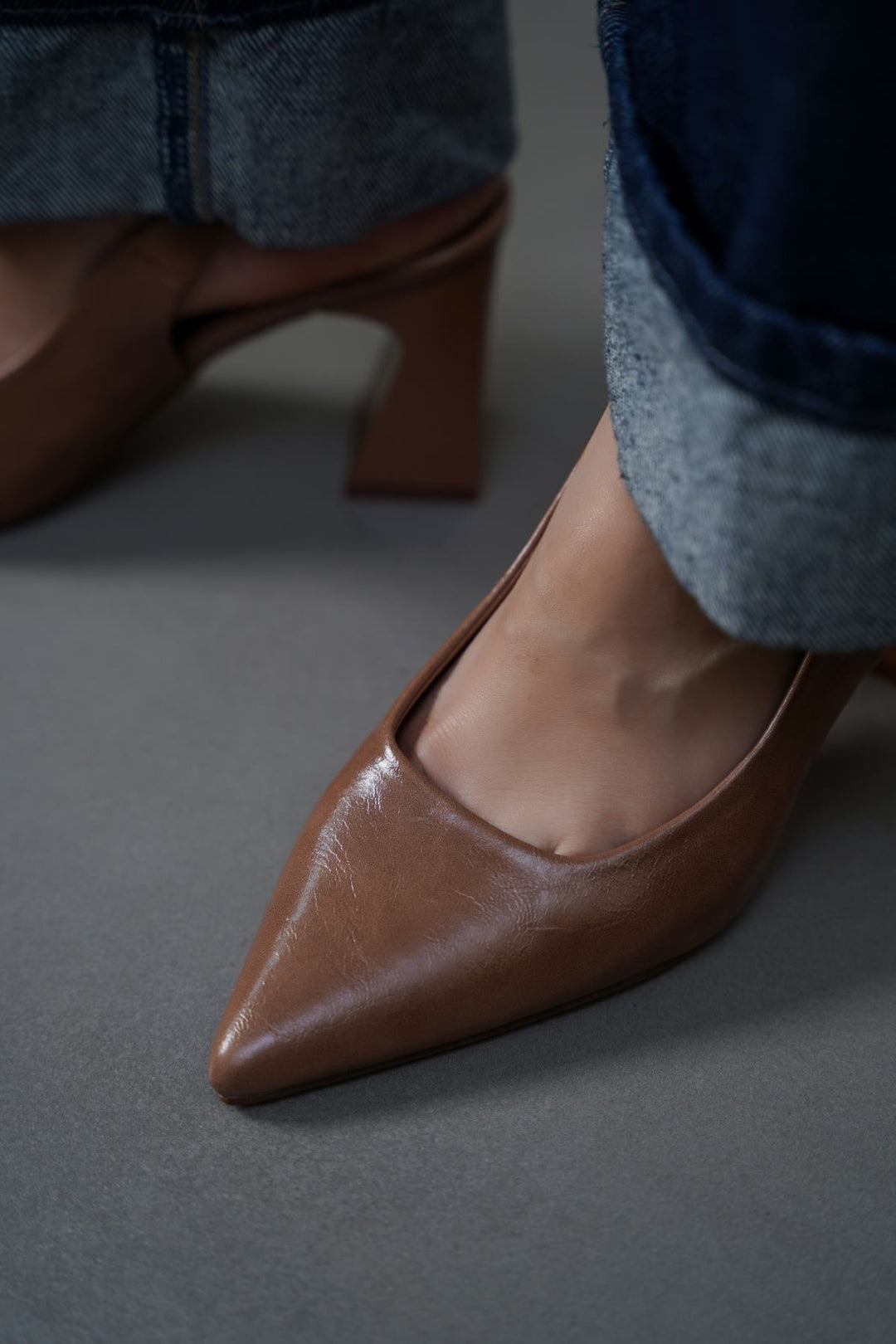 BEIGE LYRIC BLOCK HEELS