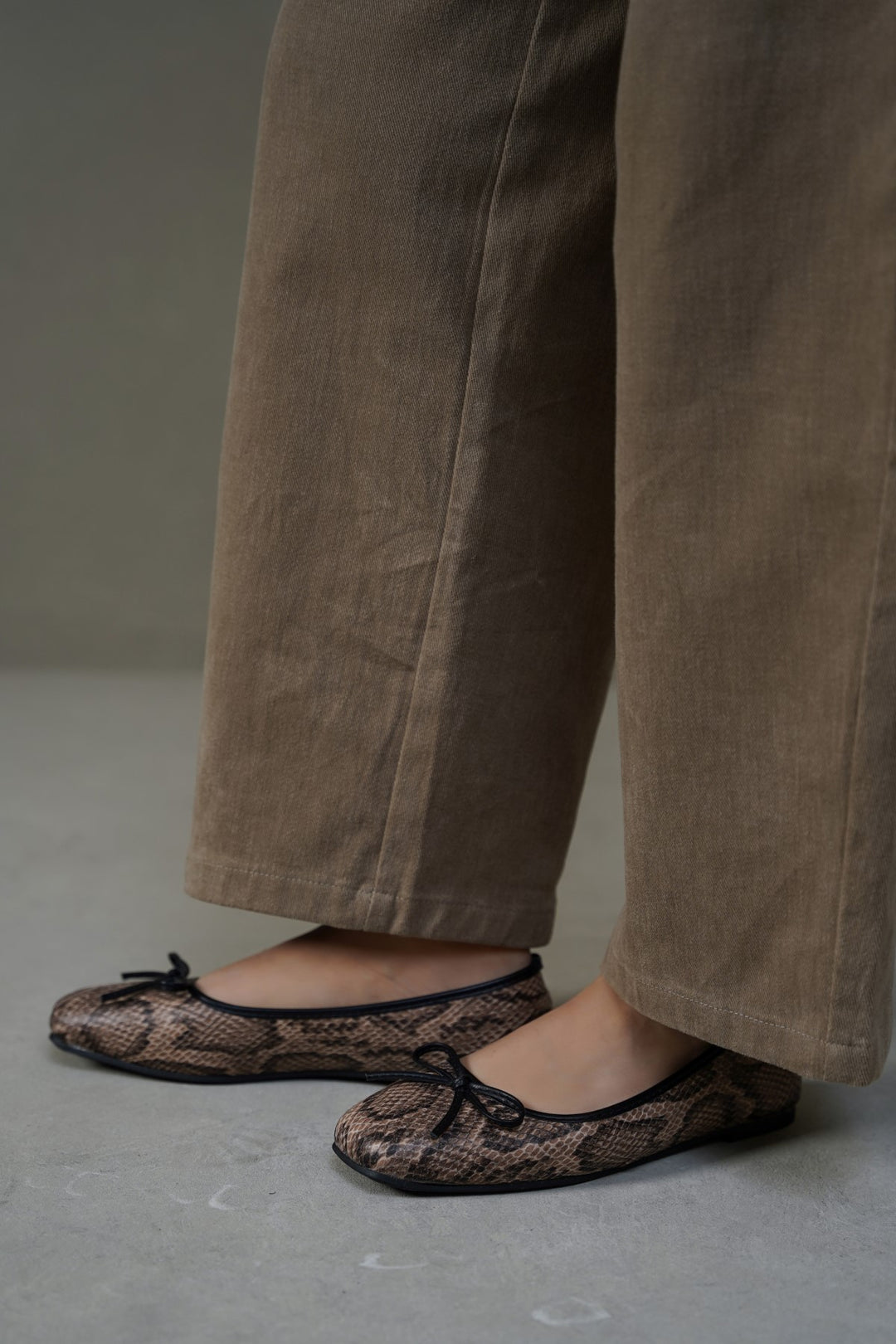 BEIGE VIPER BOW PUMPS