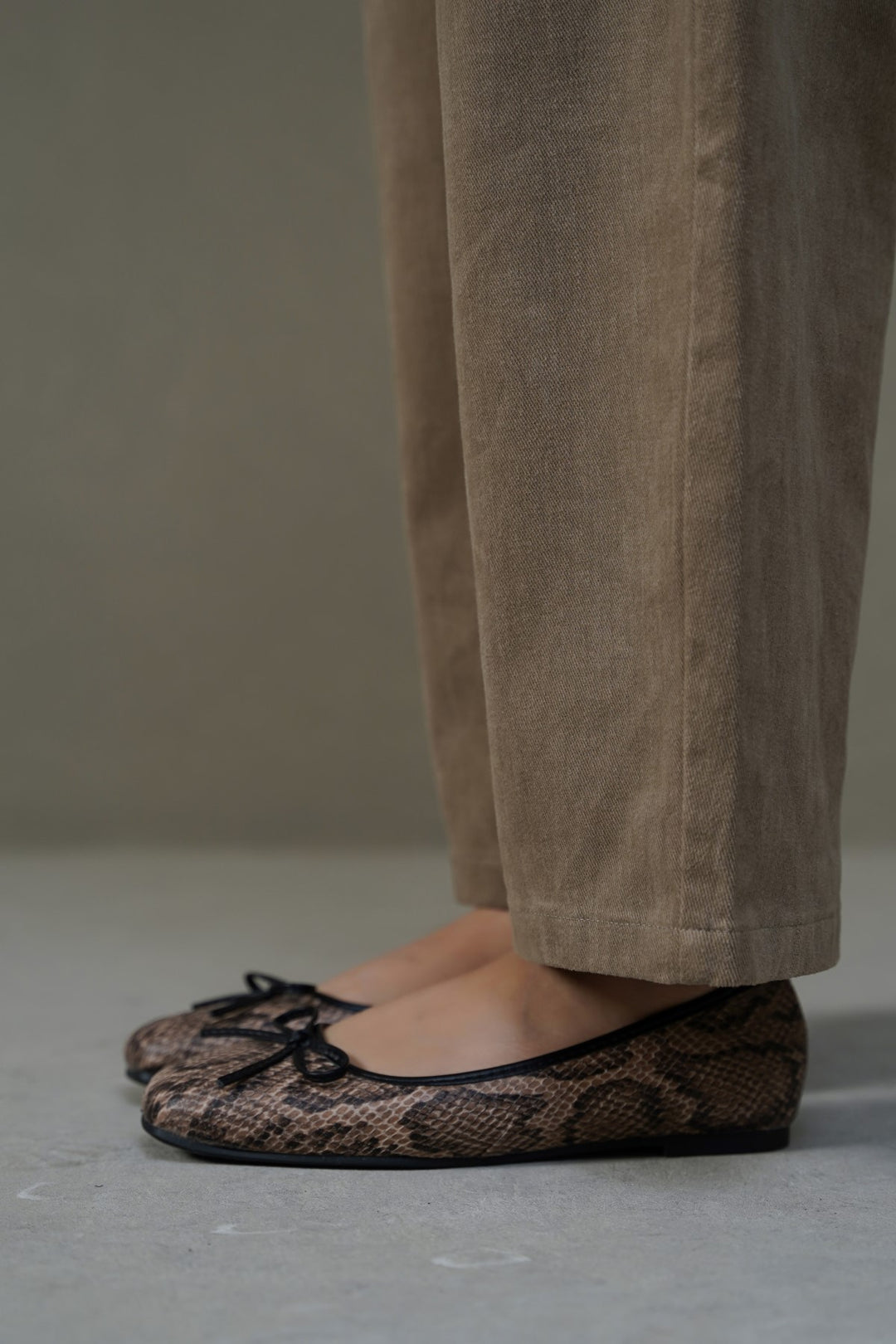 BEIGE VIPER BOW PUMPS