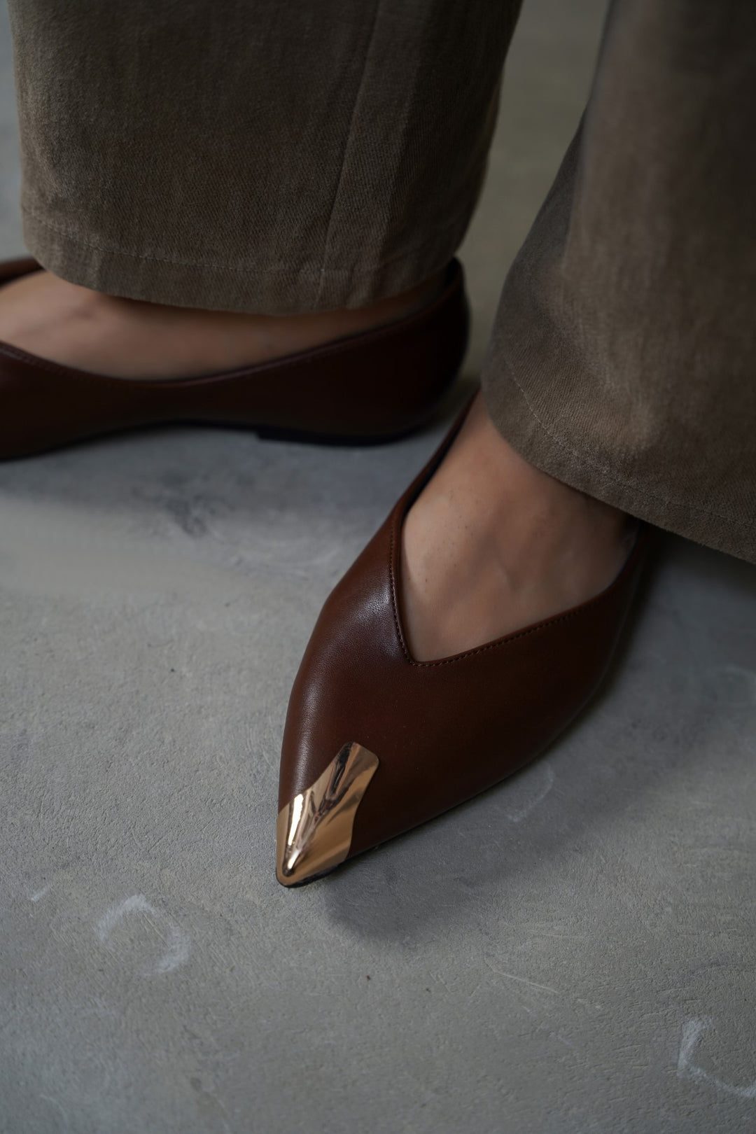COFFEE GILDED TIP FLATS
