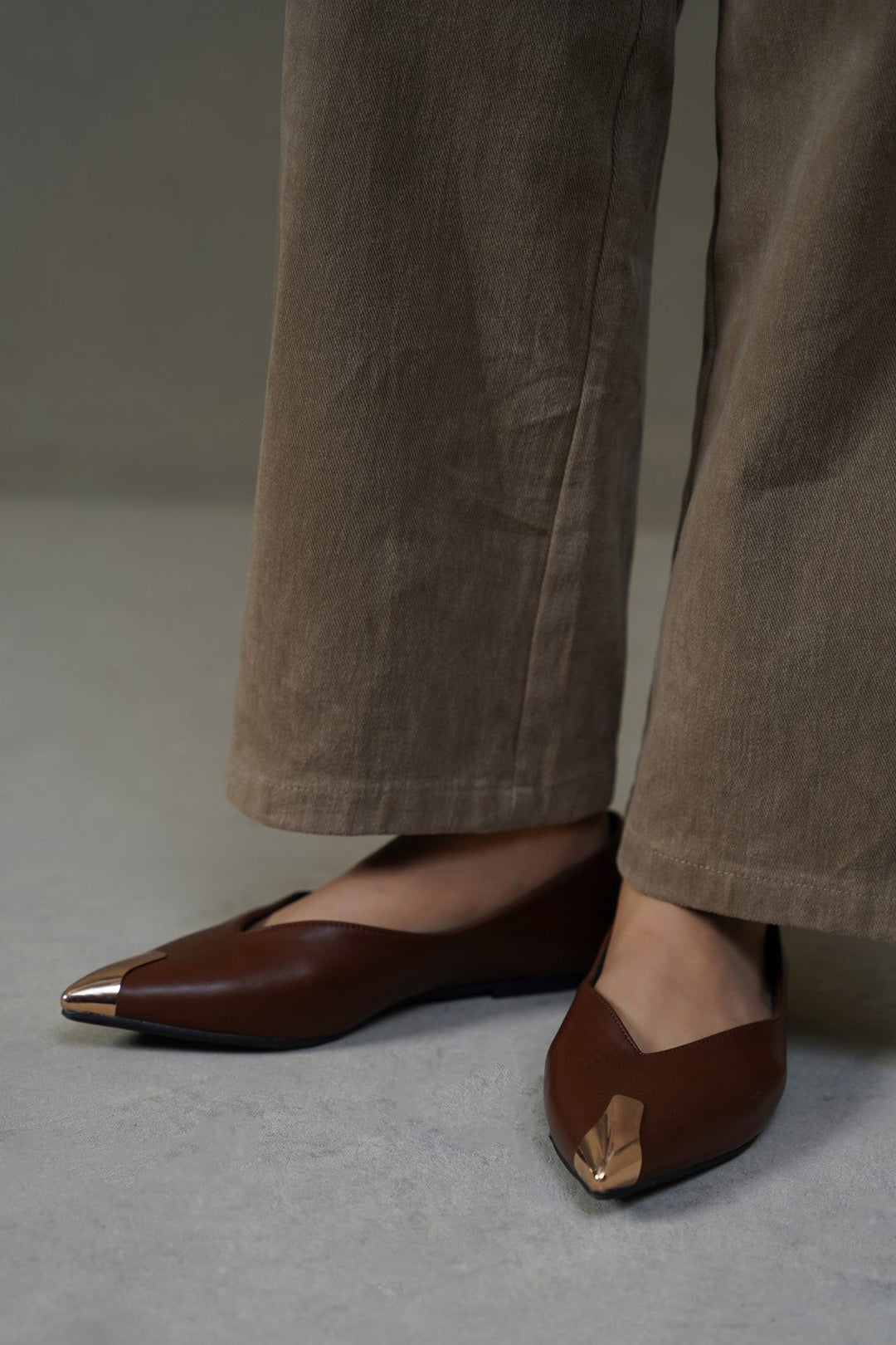 COFFEE GILDED TIP FLATS