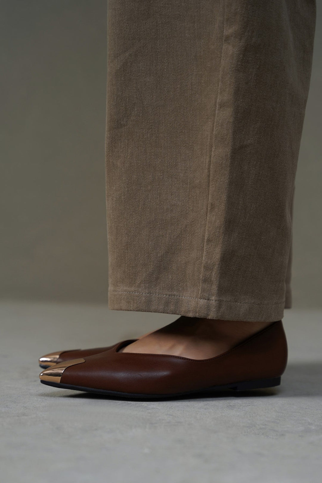 COFFEE GILDED TIP FLATS