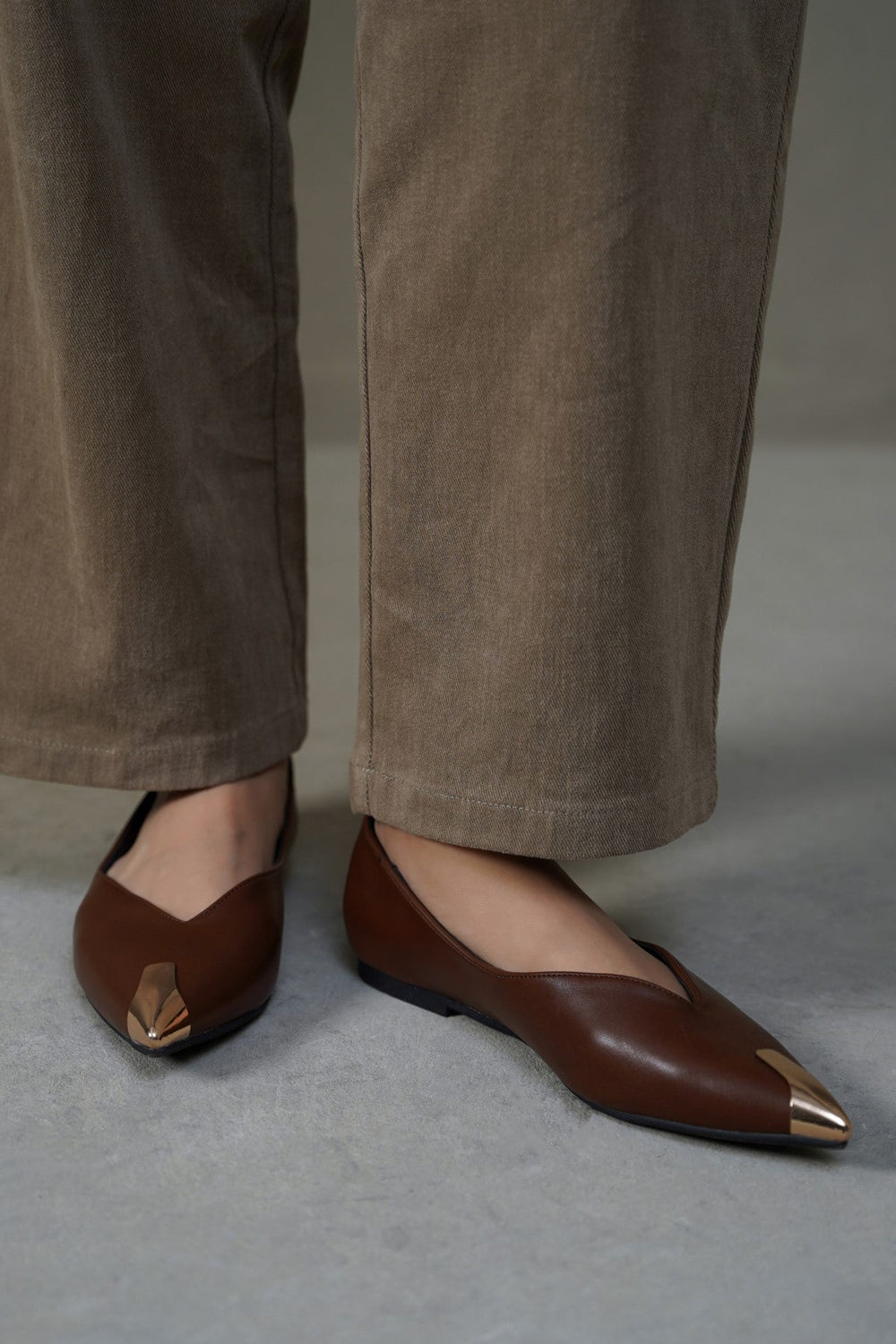 COFFEE GILDED TIP FLATS