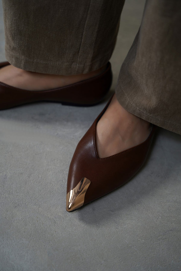 COFFEE GILDED TIP FLATS