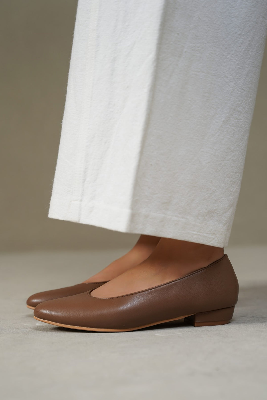 KHAKI MINI HEEL PUMPS