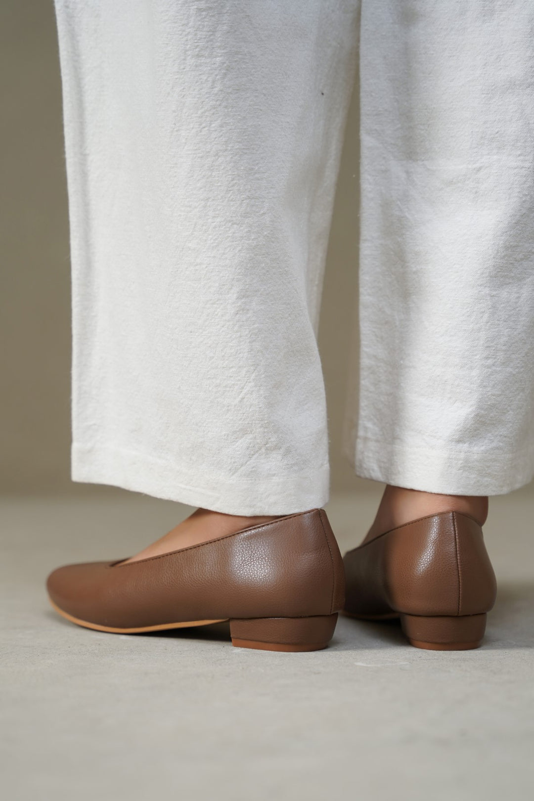 KHAKI MINI HEEL PUMPS