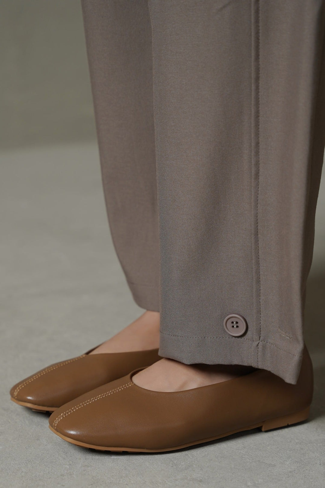 BROWN TOP-STITCH PUMPS