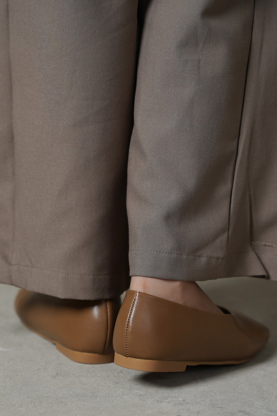 BROWN TOP-STITCH PUMPS