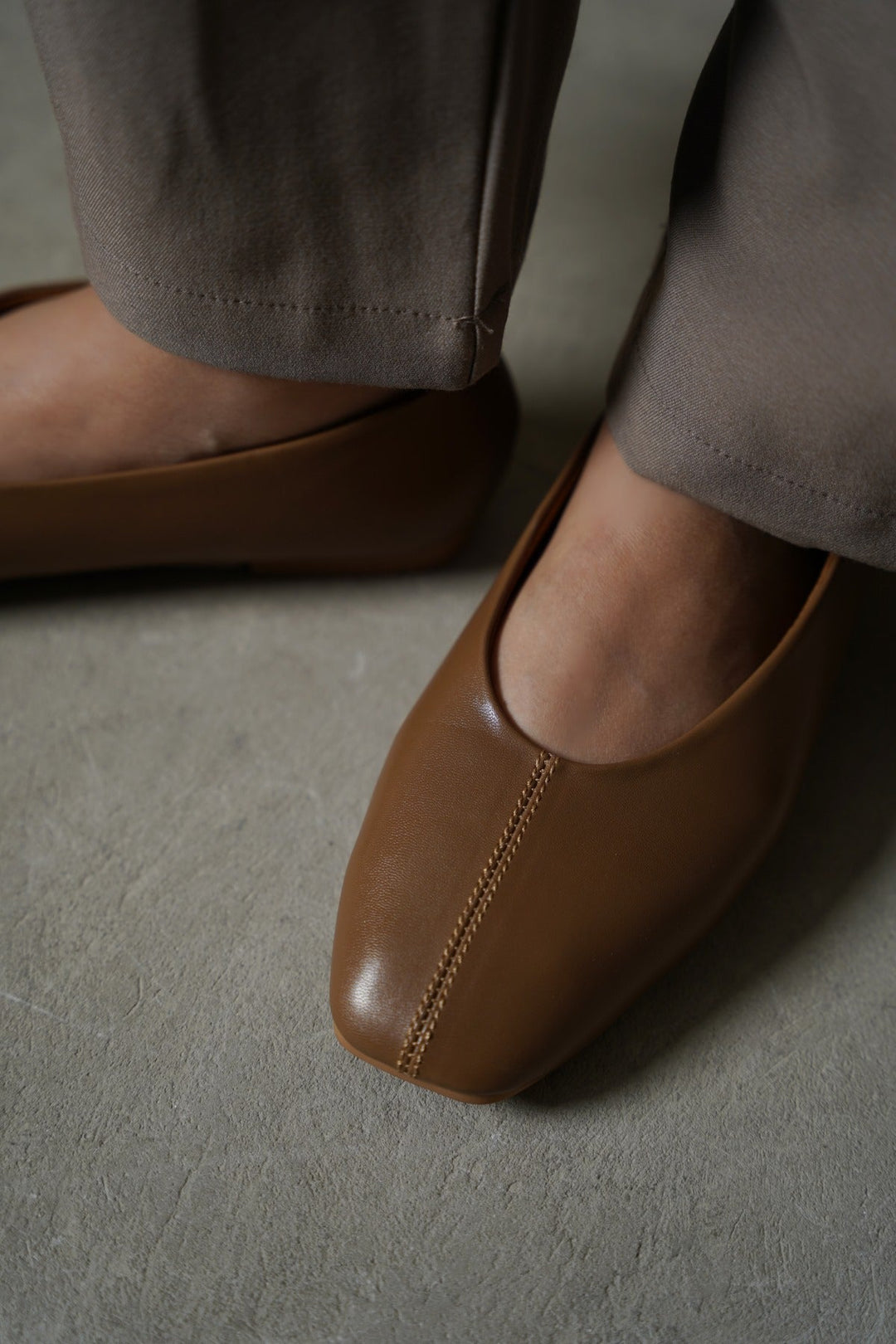 BROWN TOP-STITCH PUMPS