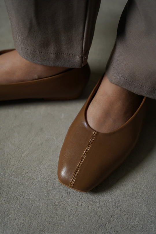 BROWN TOP-STITCH PUMPS