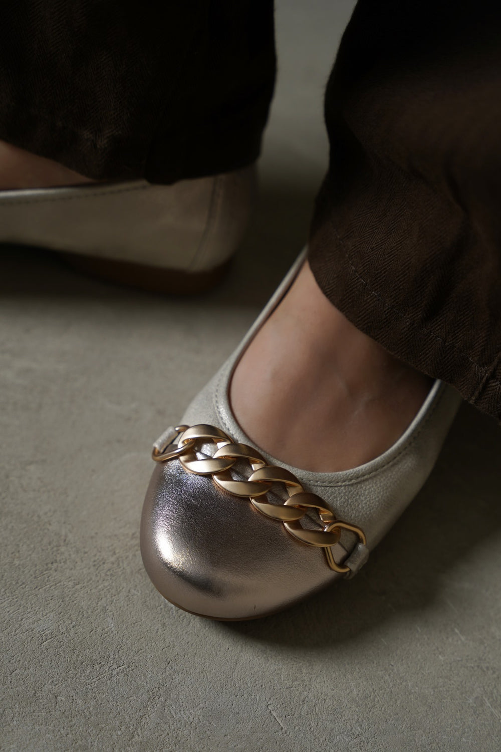 GOLD TOE-CAP MAMA PUMPS