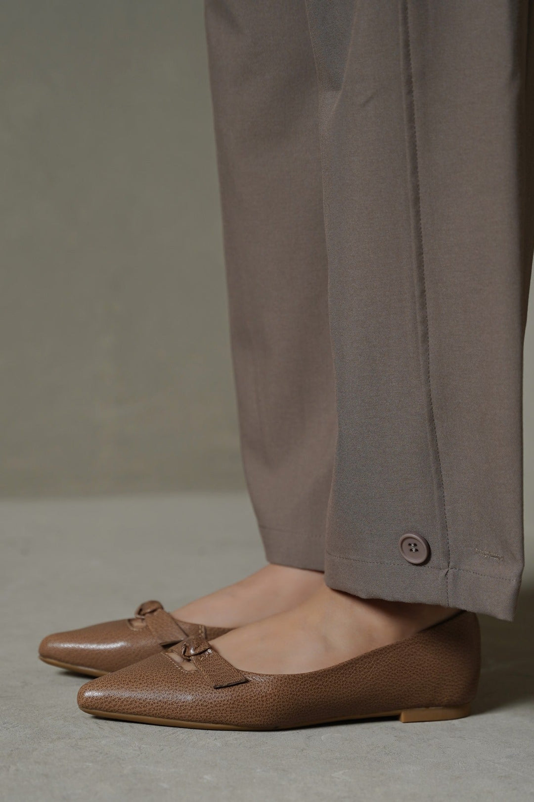 DARK BEIGE TEXTURED LEATHER PUMPS