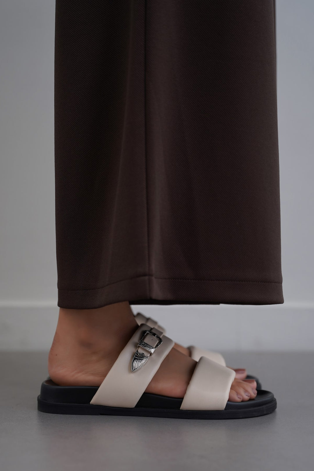 CREAM SOFT PALM DRIFT SLIDES