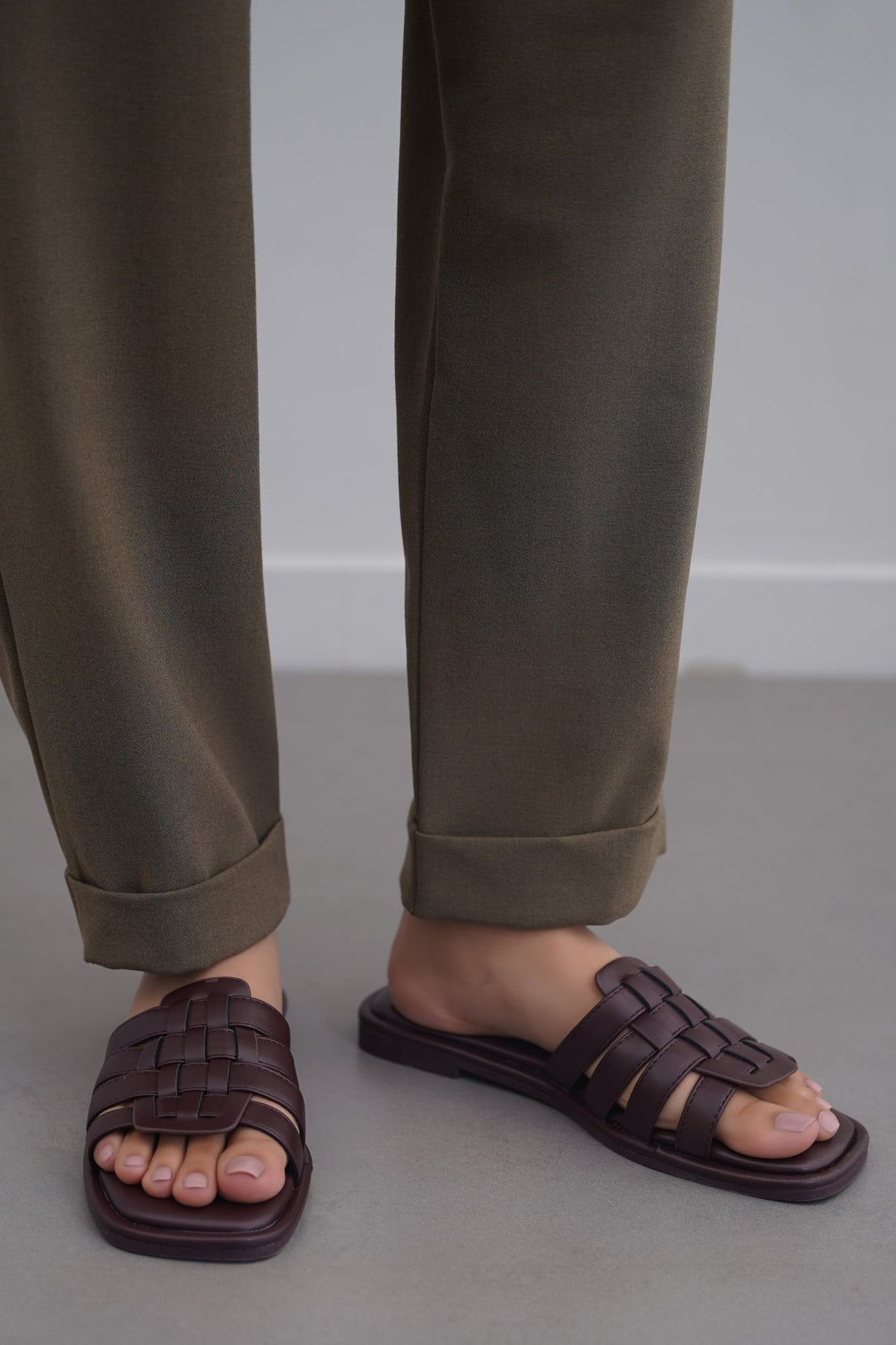 DARK BROWN VENETO CAGED SLIDES