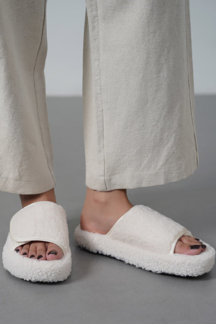 CREAM TEDDY FUR SLIDES