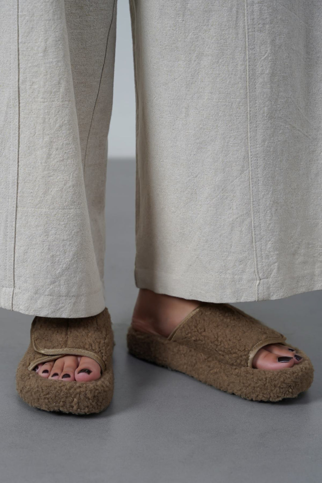 KHAKI TEDDY FUR SLIDES