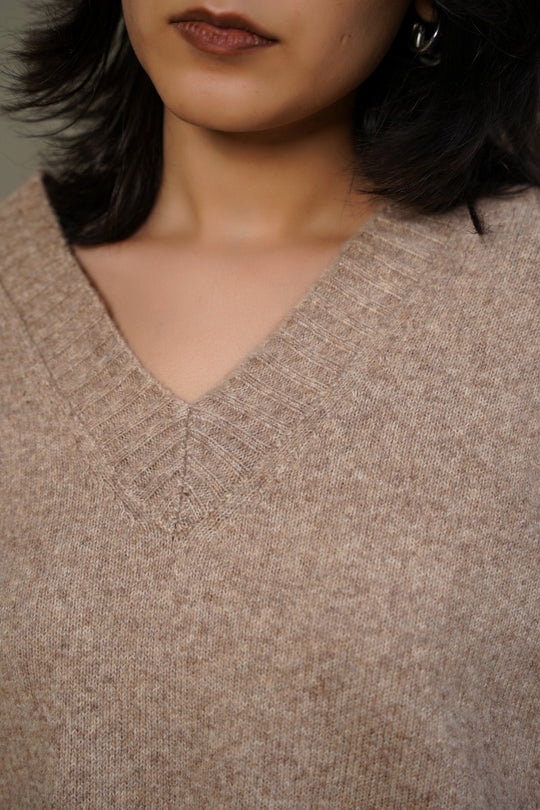 BEIGE CLASSIC V-NECK JUMPER