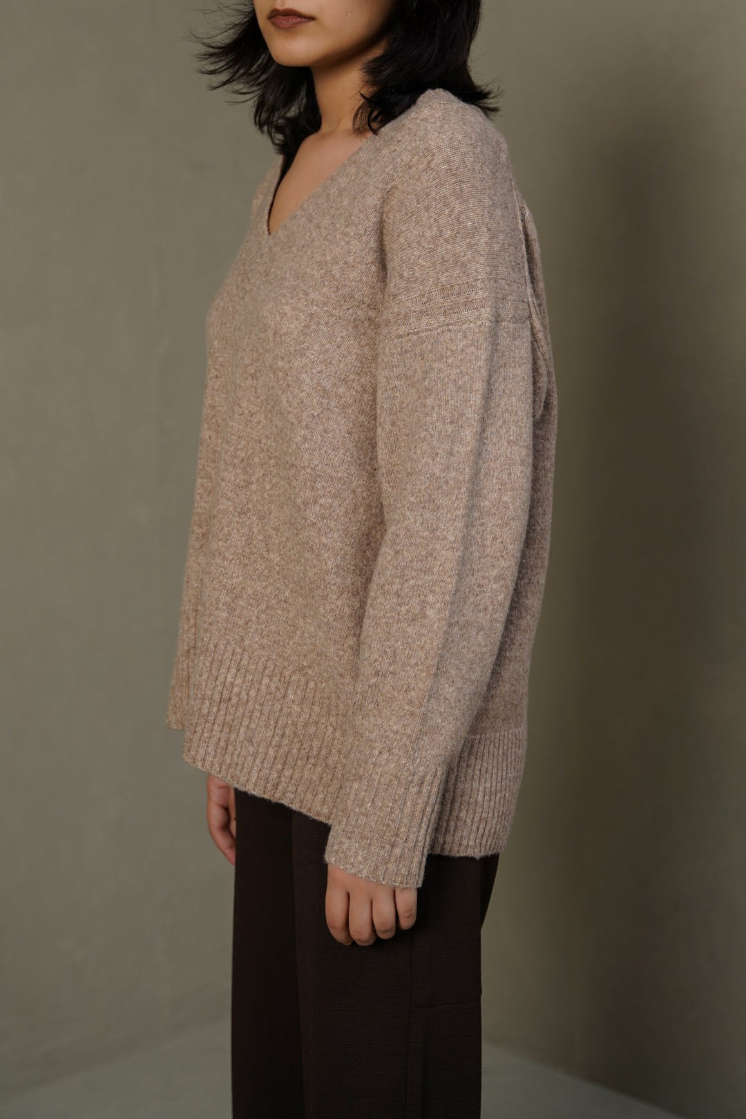 CLASSIC V-NECK JUMPER
