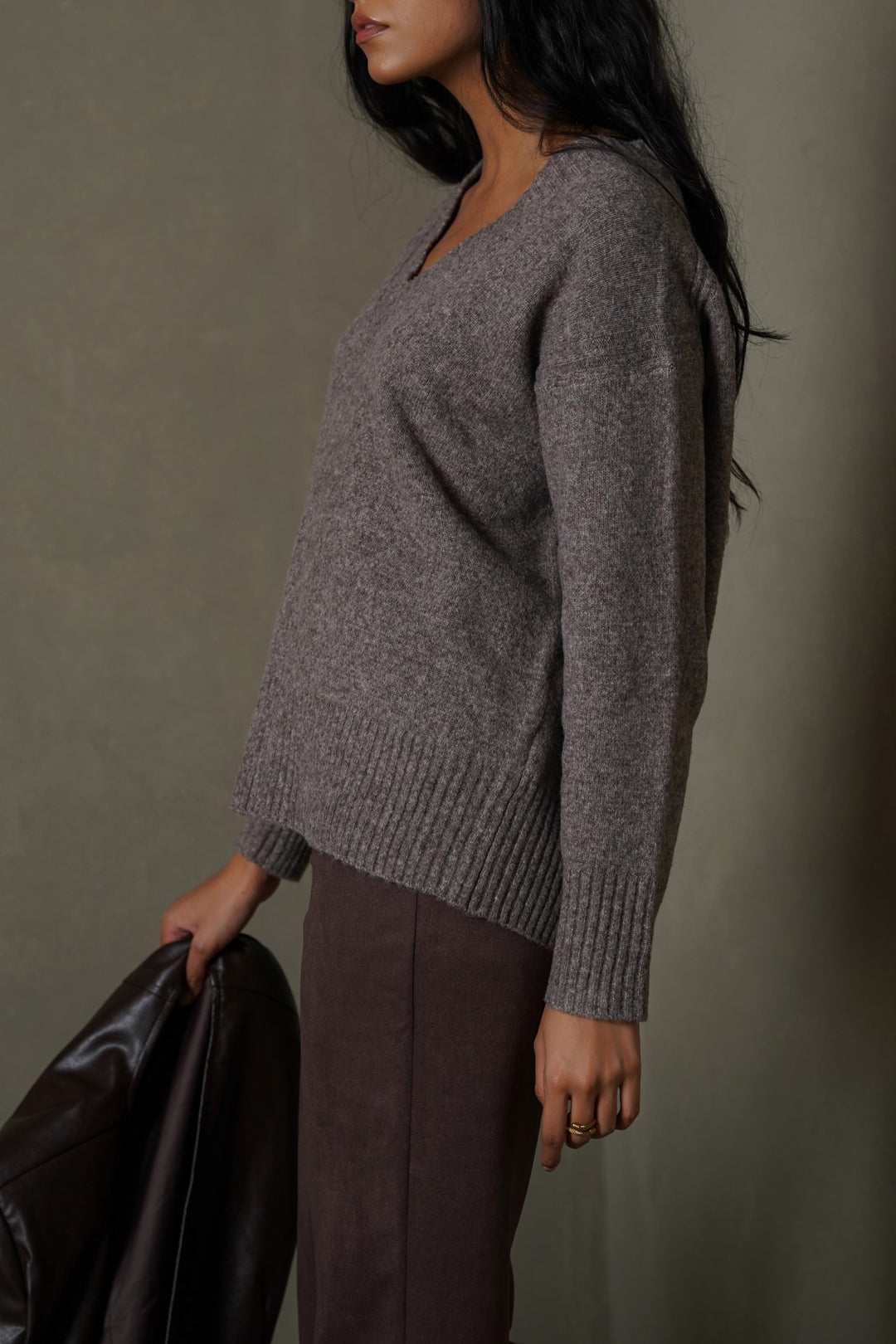 BROWN CLASSIC V-NECK JUMPER