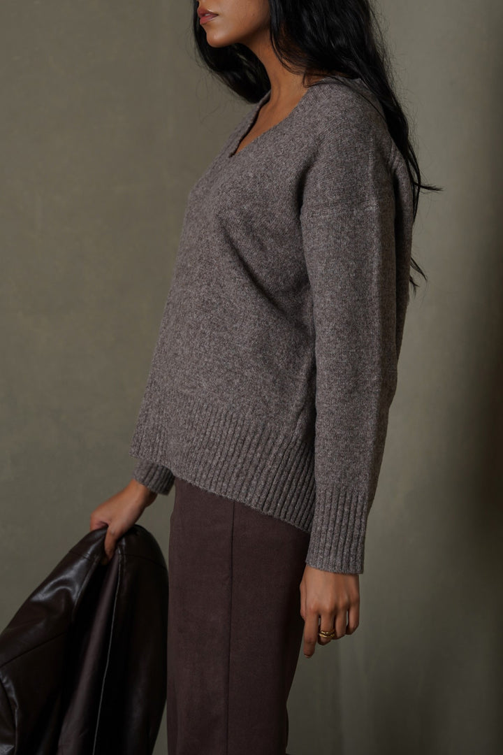 BROWN CLASSIC V-NECK JUMPER