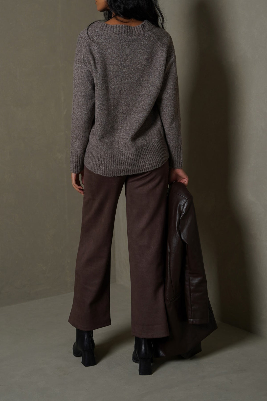 BROWN CLASSIC V-NECK JUMPER