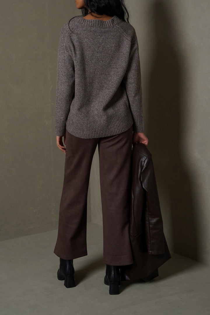 BROWN CLASSIC V-NECK JUMPER