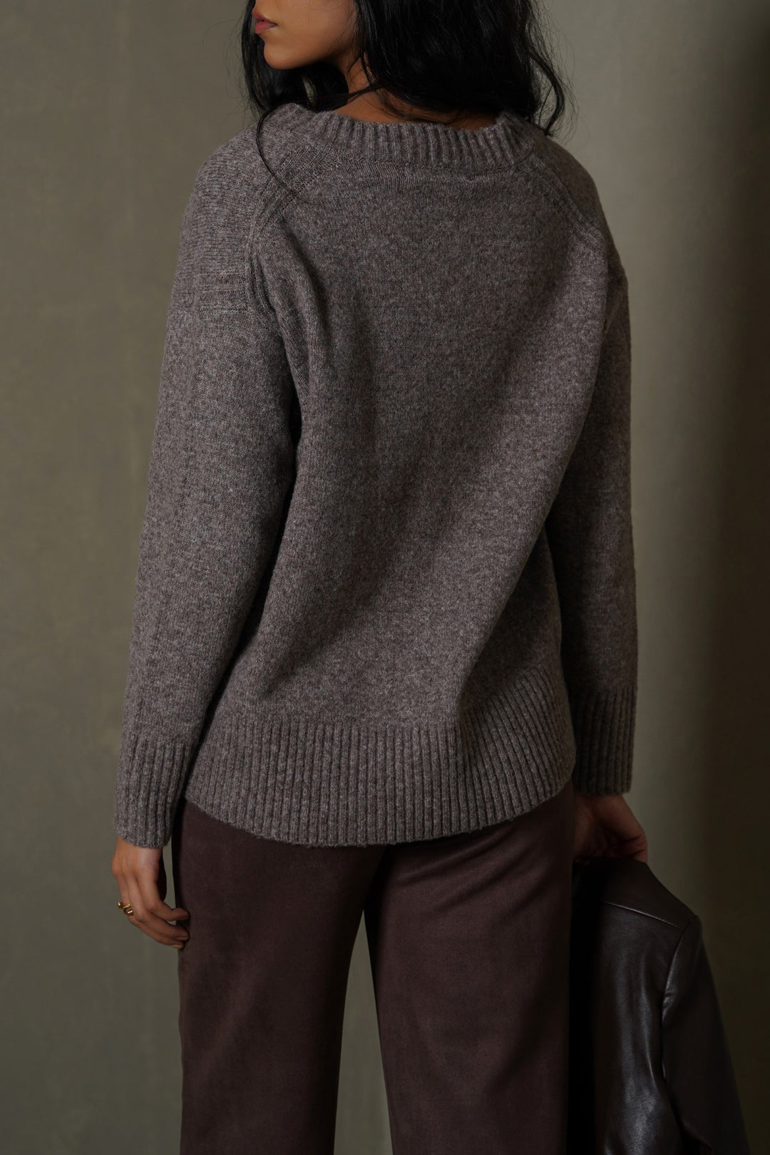 BROWN CLASSIC V-NECK JUMPER