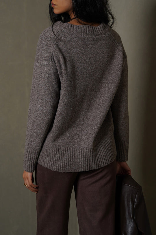 BROWN CLASSIC V-NECK JUMPER