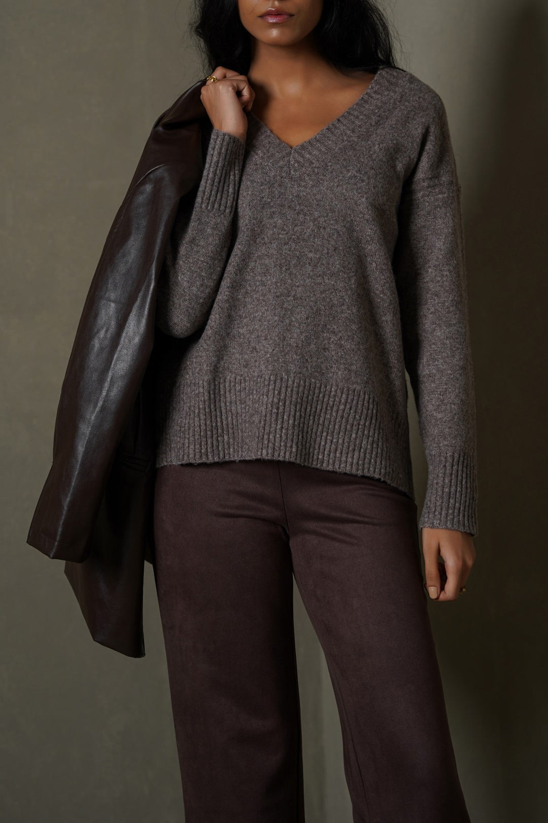 BROWN CLASSIC V-NECK JUMPER