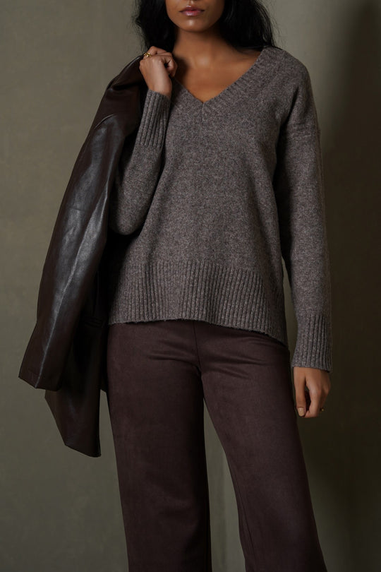 CLASSIC V-NECK JUMPER