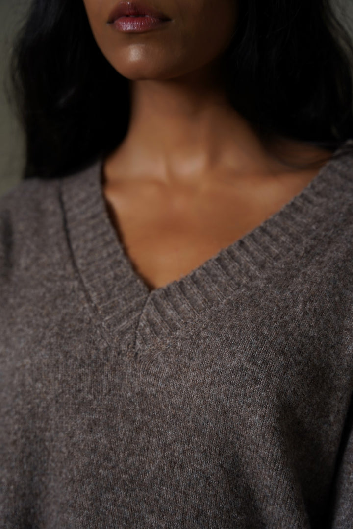 BROWN CLASSIC V-NECK JUMPER